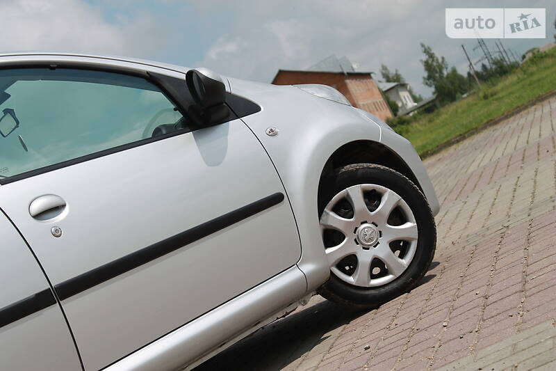 Хетчбек Peugeot 107 2011 в Дрогобичі