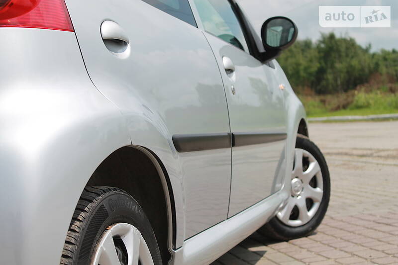 Хетчбек Peugeot 107 2011 в Дрогобичі