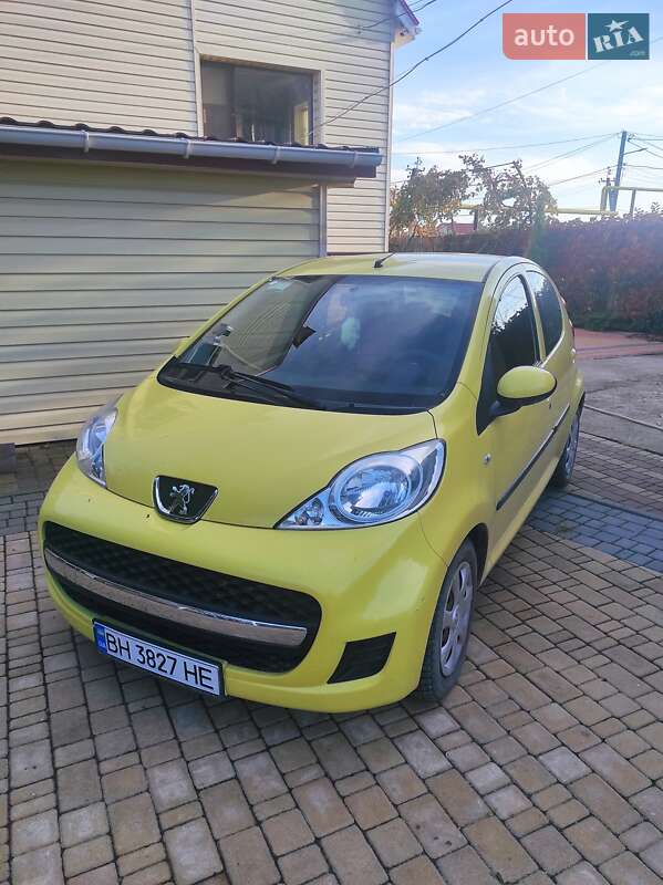 Хетчбек Peugeot 107 2011 в Южному