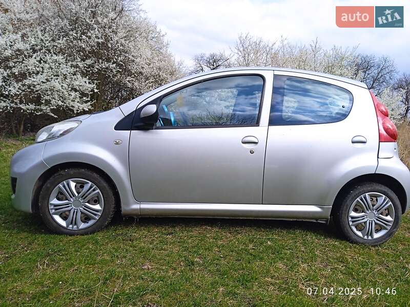 Хетчбек Peugeot 107 2010 в Жовкві