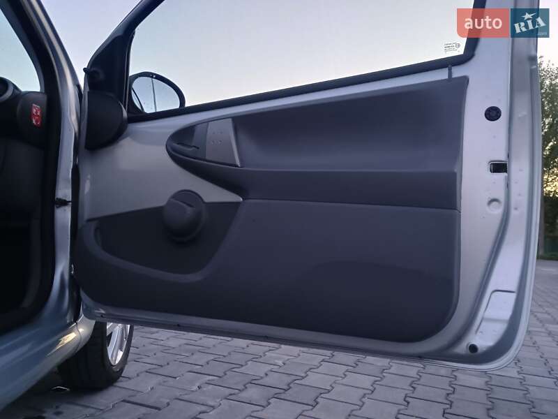 Хетчбек Peugeot 107 2008 в Кам'янець-Подільському