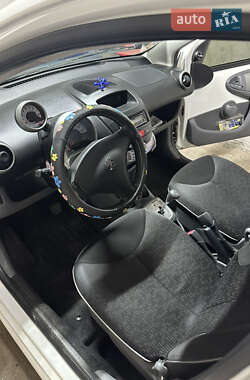 Хетчбек Peugeot 107 2011 в 