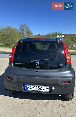 Хетчбек Peugeot 107 2010 в 