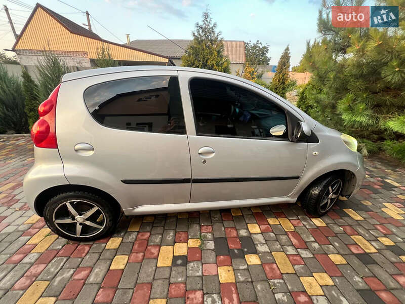 Хэтчбек Peugeot 107 2010 в Днепре