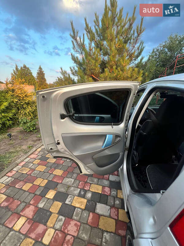 Хэтчбек Peugeot 107 2010 в Днепре