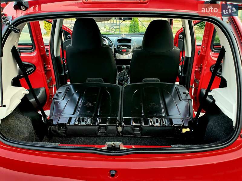 Хетчбек Peugeot 107 2013 в Попільні