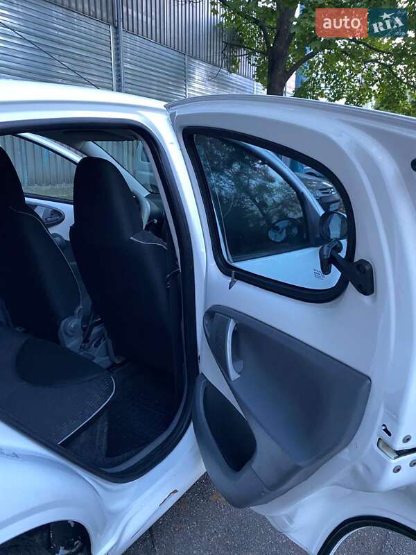 Хэтчбек Peugeot 107 2011 в Киеве