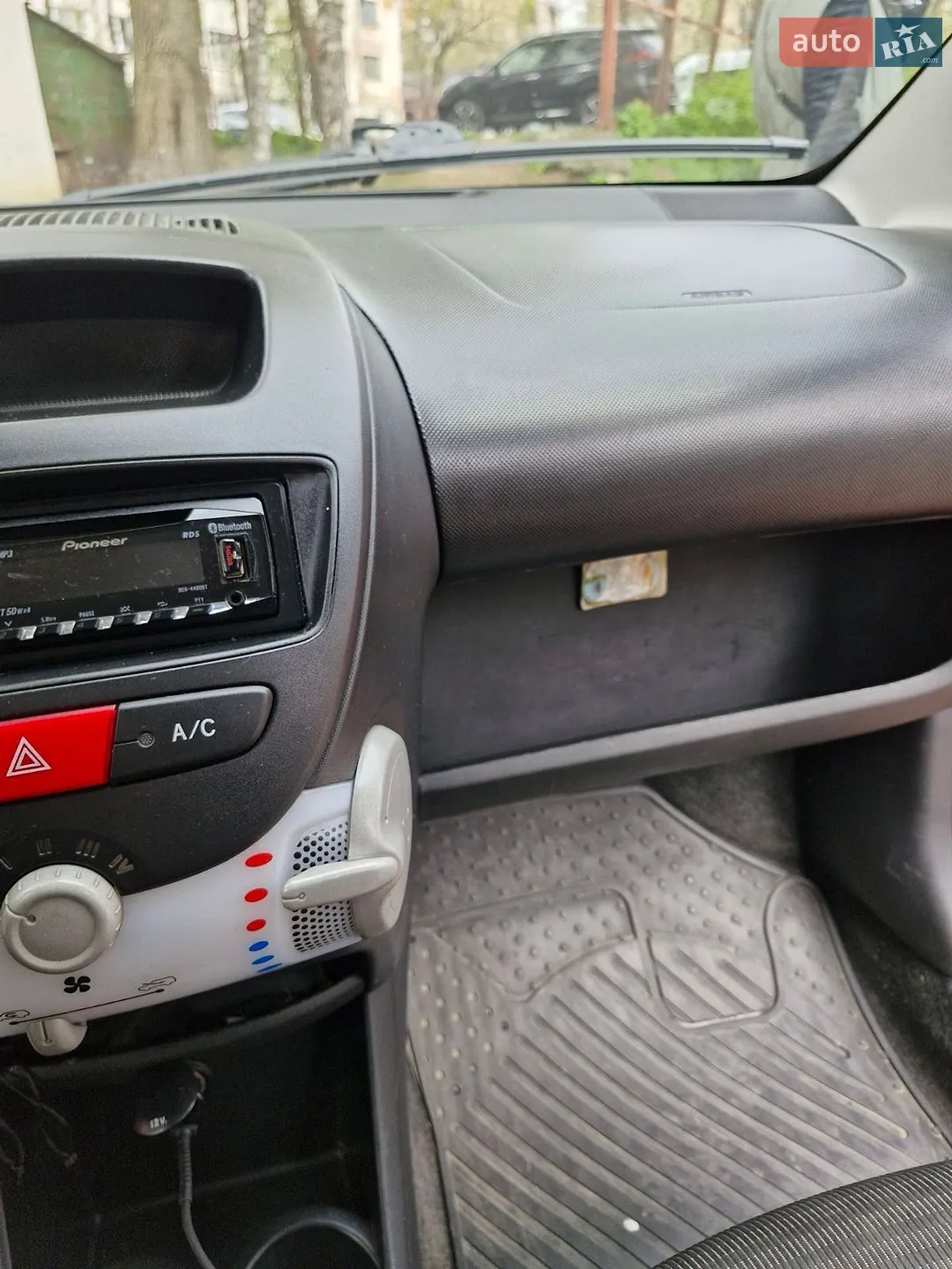 2012 Peugeot 107 - мініатюра 12