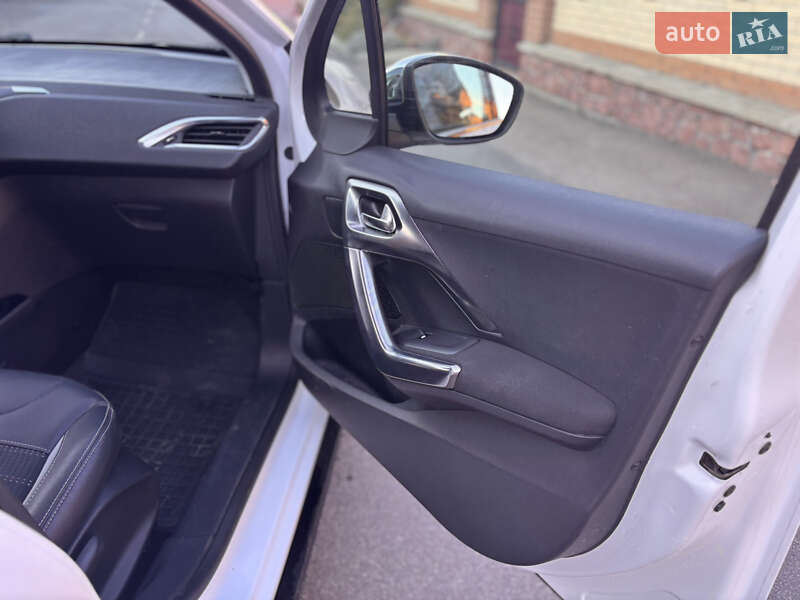 Позашляховик / Кросовер Peugeot 2008 2015 в Житомирі