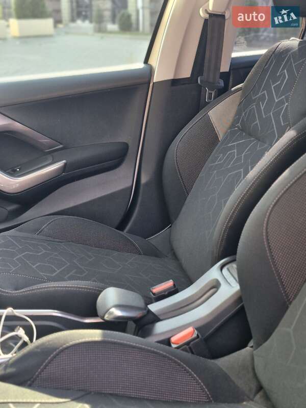 Позашляховик / Кросовер Peugeot 2008 2014 в Ірпені