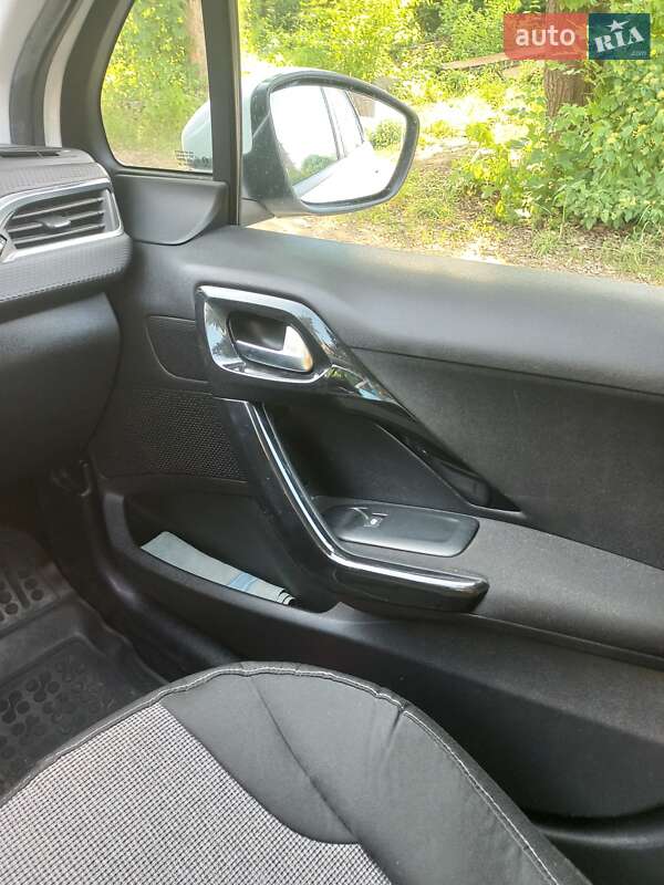 Позашляховик / Кросовер Peugeot 2008 2015 в Івано-Франківську