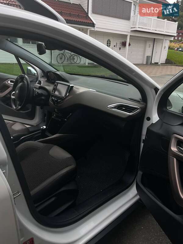 Внедорожник / Кроссовер Peugeot 2008 2013 в Киеве