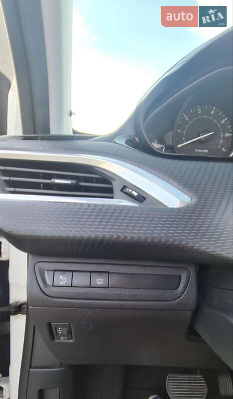Позашляховик / Кросовер Peugeot 2008 2017 в Києві фото 15 Позашляховик / Кросовер Peugeot 2008 2017 в Києві