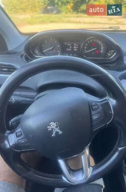 Позашляховик / Кросовер Peugeot 2008 2015 в  фото 8 Позашляховик / Кросовер Peugeot 2008 2015 в