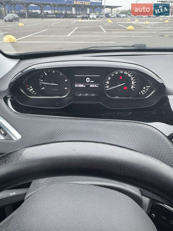 Внедорожник / Кроссовер Peugeot 2008 2015 в Киеве