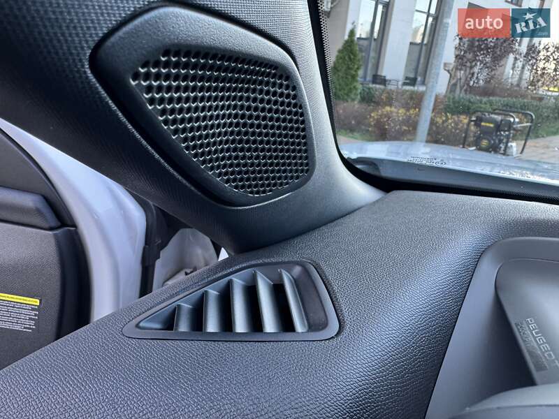 Внедорожник / Кроссовер Peugeot 2008 2023 в Киеве