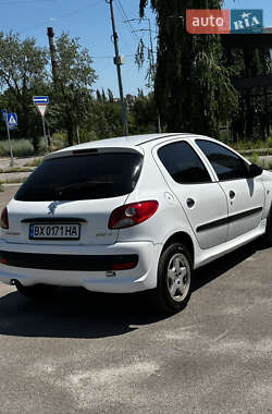 Хетчбек Peugeot 206+ 2010 в 
