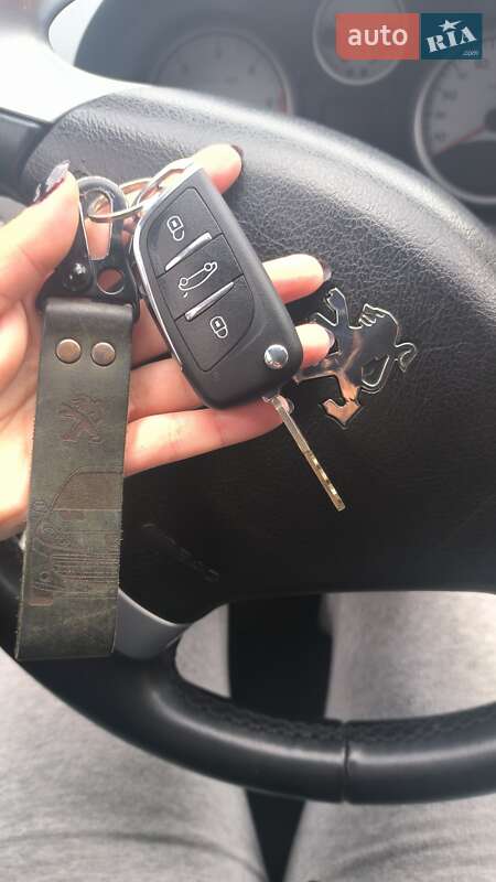 Хетчбек Peugeot 206+ 2012 в Долині