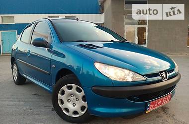 Хэтчбек Peugeot 206 2004 в Новой Каховке