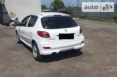 Хэтчбек Peugeot 206 2011 в Ужгороде