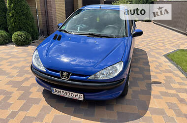 Хэтчбек Peugeot 206 2004 в Барышевке