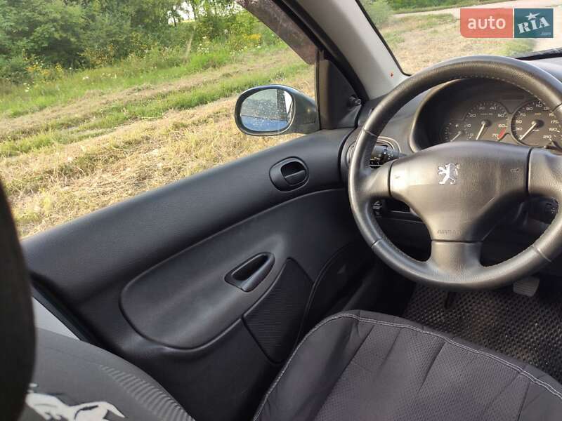 Хетчбек Peugeot 206 2007 в Краснограді