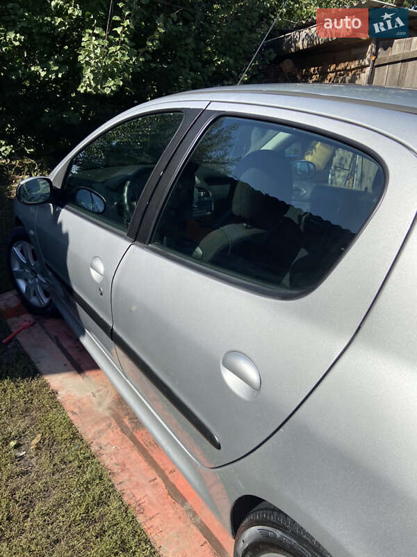 Хэтчбек Peugeot 206 2002 в Попельне