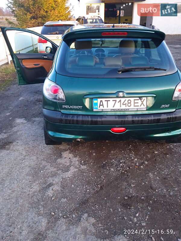 Хэтчбек Peugeot 206 2003 в Зборове