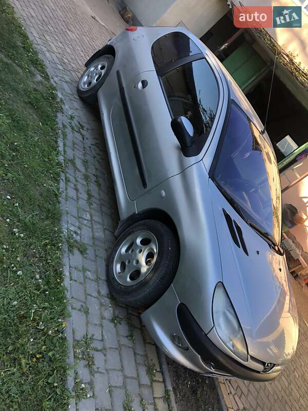 Хетчбек Peugeot 206 2002 в Тернополі