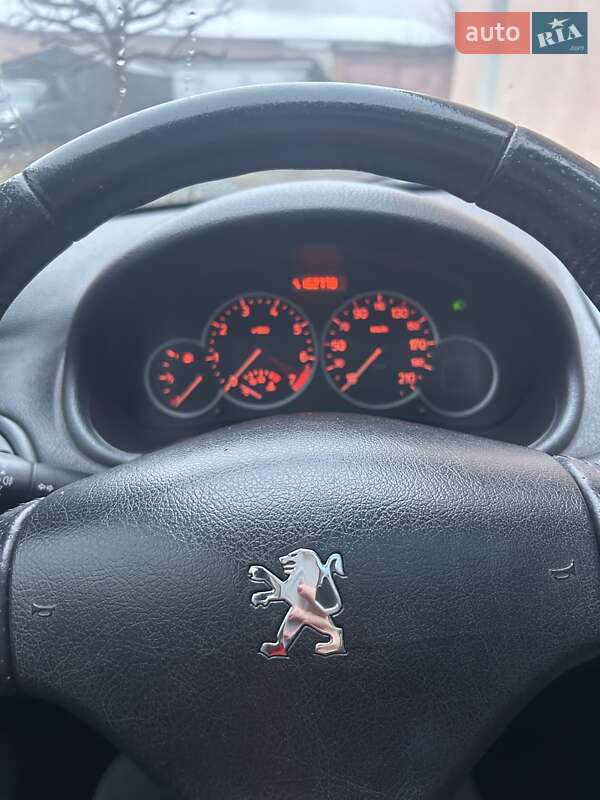 Хэтчбек Peugeot 206 2006 в Хороле