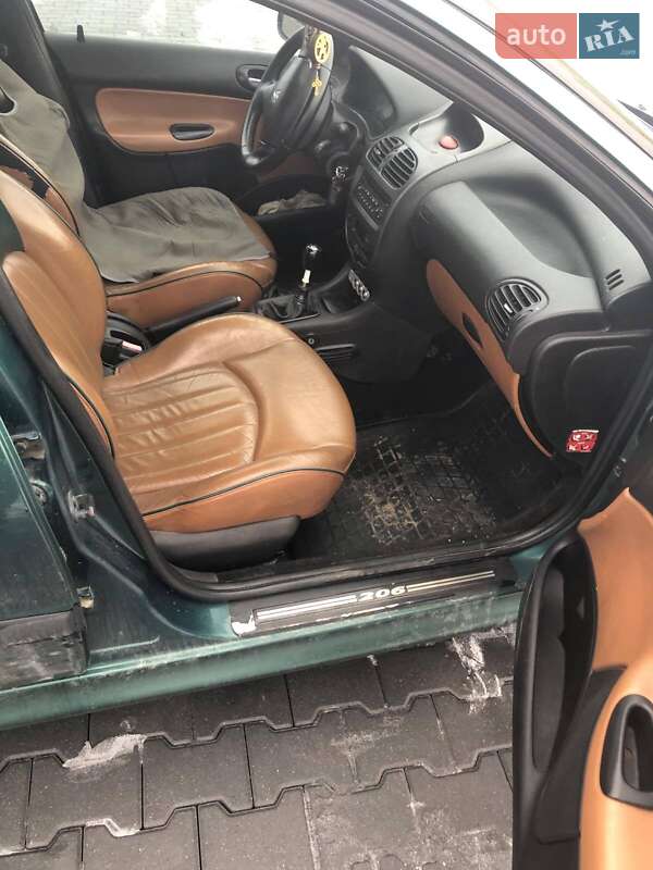 Хэтчбек Peugeot 206 2003 в Зборове