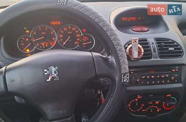 Хэтчбек Peugeot 206 2005 в 