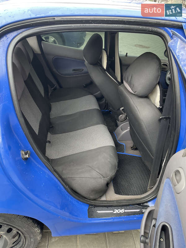 Хетчбек Peugeot 206 2003 в Чернівцях