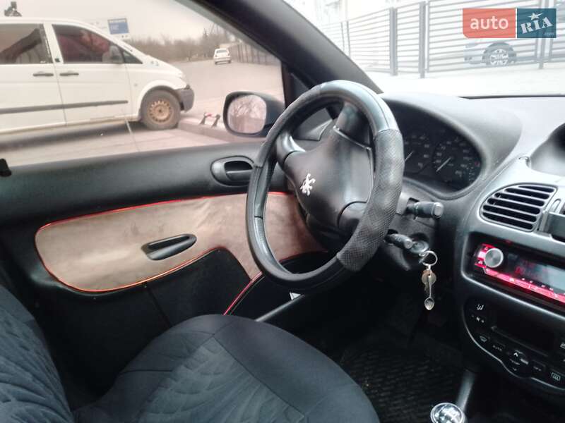 Хэтчбек Peugeot 206 2000 в Ужгороде