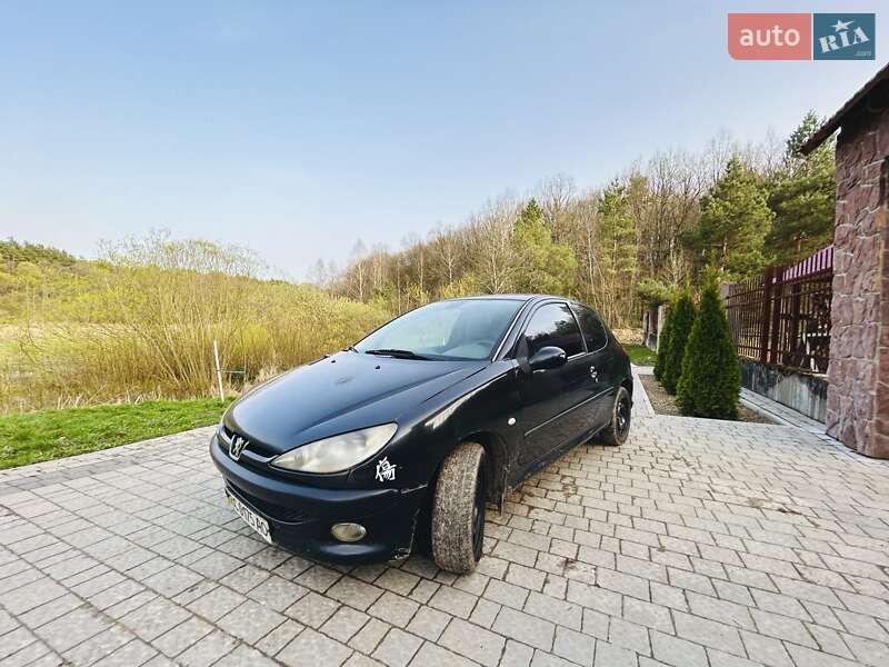 Хэтчбек Peugeot 206 2004 в 