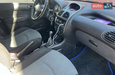 Хэтчбек Peugeot 206 2004 в 