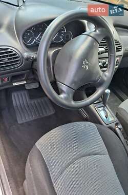 Хэтчбек Peugeot 206 2004 в 
