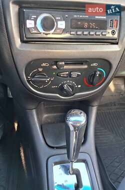 Хэтчбек Peugeot 206 2004 в 