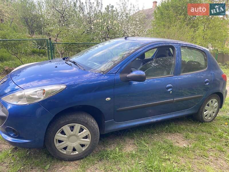 Хетчбек Peugeot 206 2011 в Чернівцях