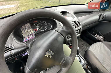 Хетчбек Peugeot 206 2008 в 