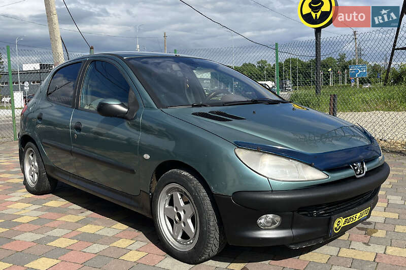 Хэтчбек Peugeot 206 2002 в 