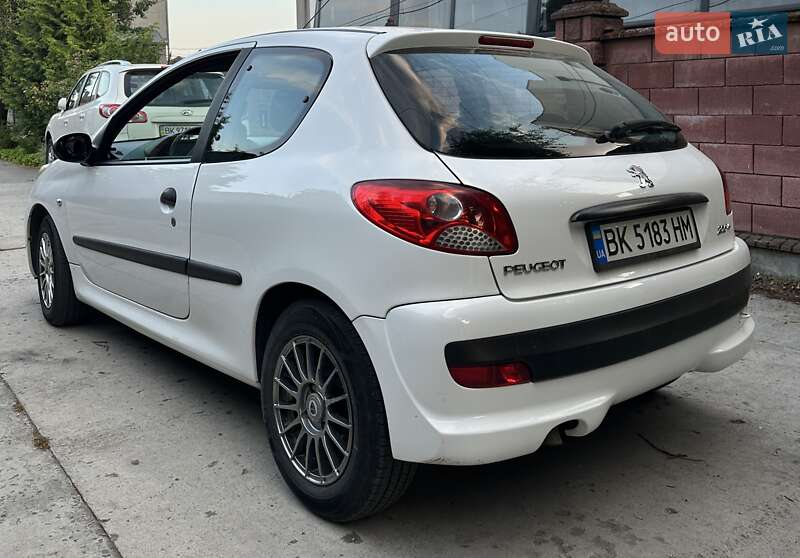 Хетчбек Peugeot 206 2011 в Рівному