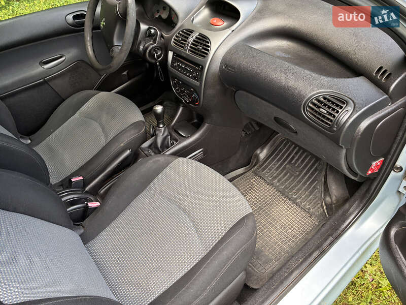 Хетчбек Peugeot 206 2003 в Кременчуці