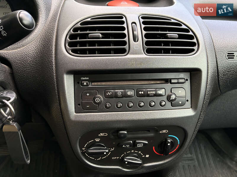 Хетчбек Peugeot 206 2003 в Кременчуці