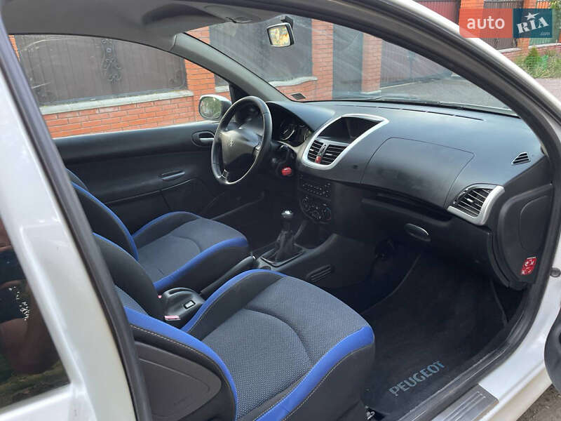 Хэтчбек Peugeot 206 2012 в Карловке