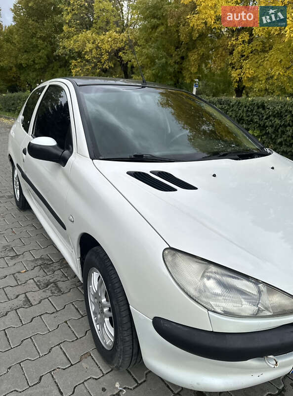 Хетчбек Peugeot 206 2001 в Чернівцях