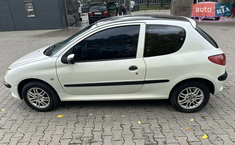 Хетчбек Peugeot 206 2001 в Чернівцях
