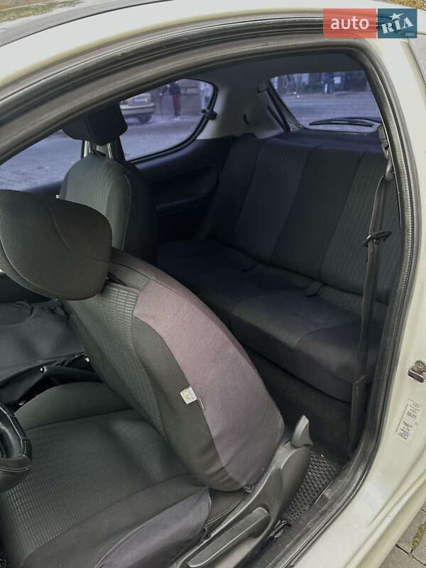 Хетчбек Peugeot 206 2001 в Чернівцях