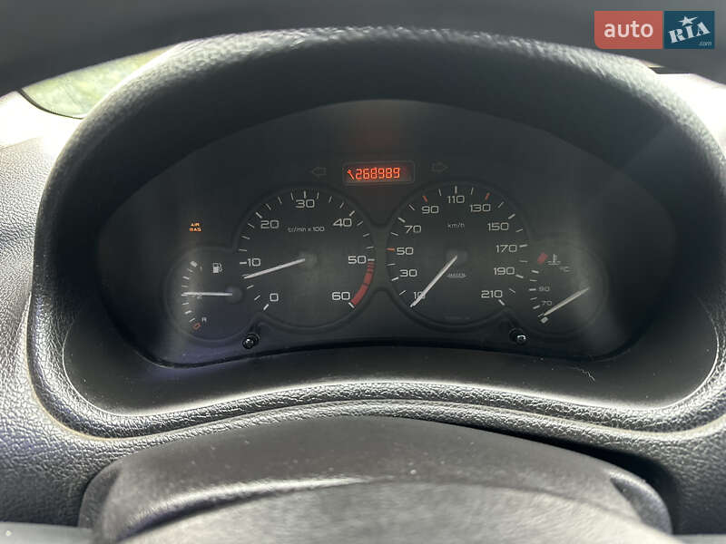 Хетчбек Peugeot 206 2001 в Чернівцях