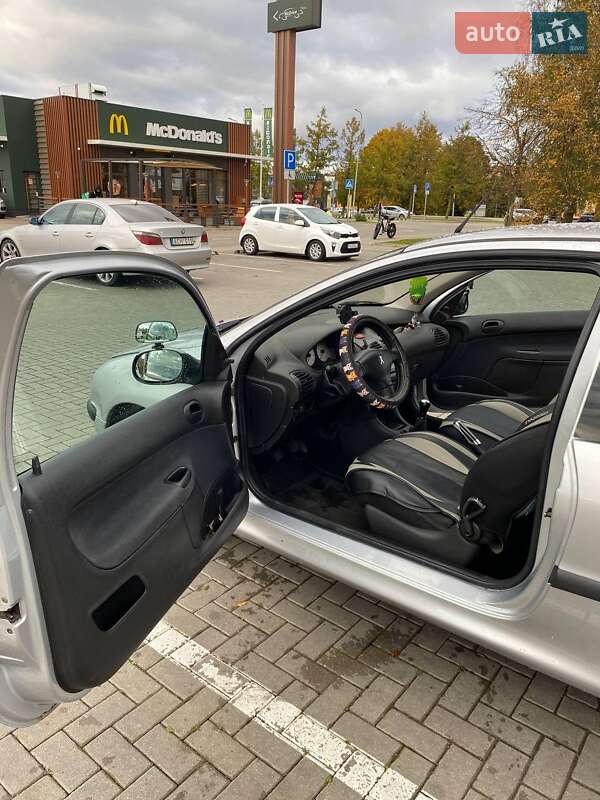 Хэтчбек Peugeot 206 2003 в Днепре